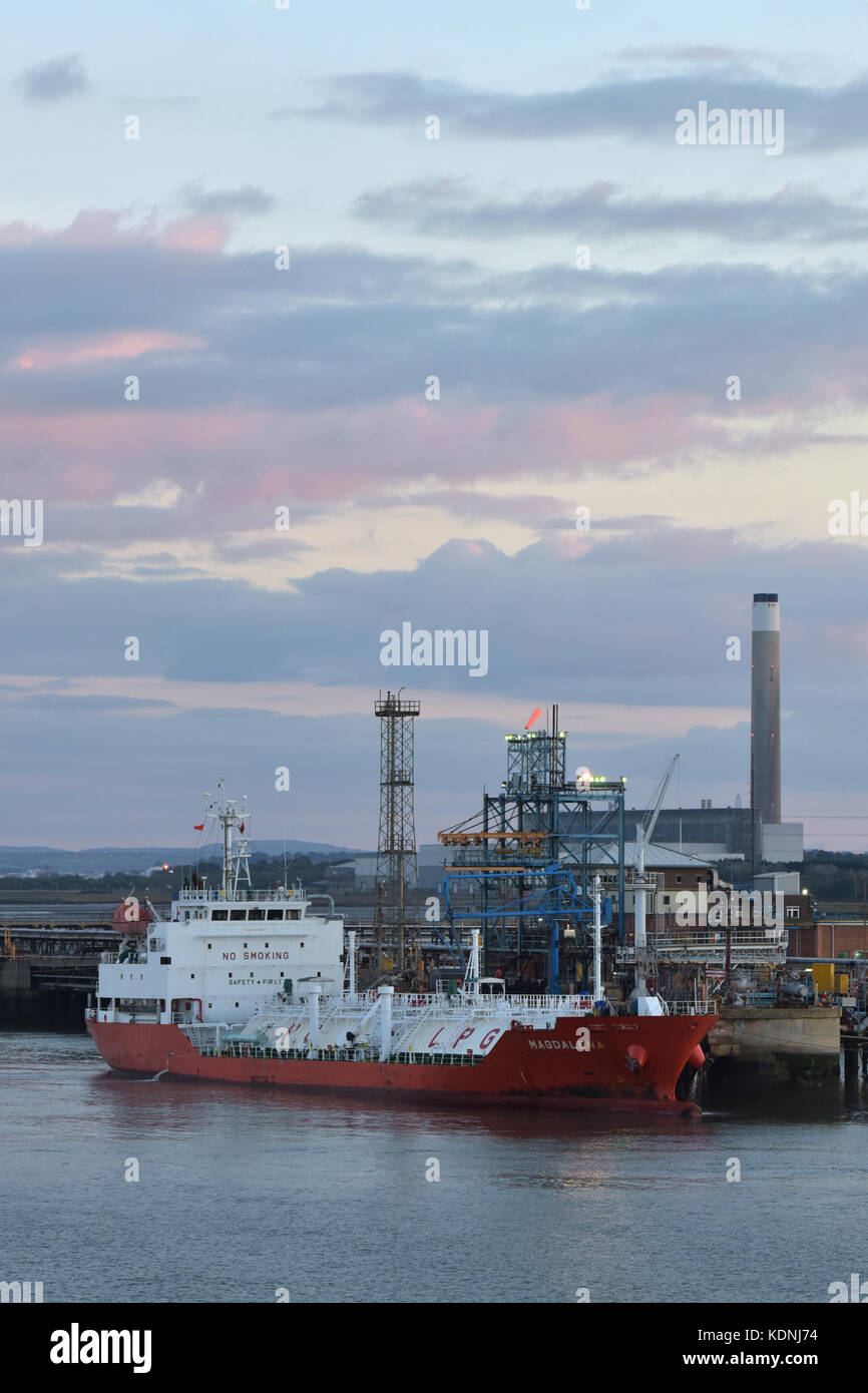 Ein Schiff mit LPG oder Niederdruckgas im Dock oder am Hafen an der Marine Terminal von fawley Ölraffinerie auf Southampton Wasser in Hampshire Stockfoto
