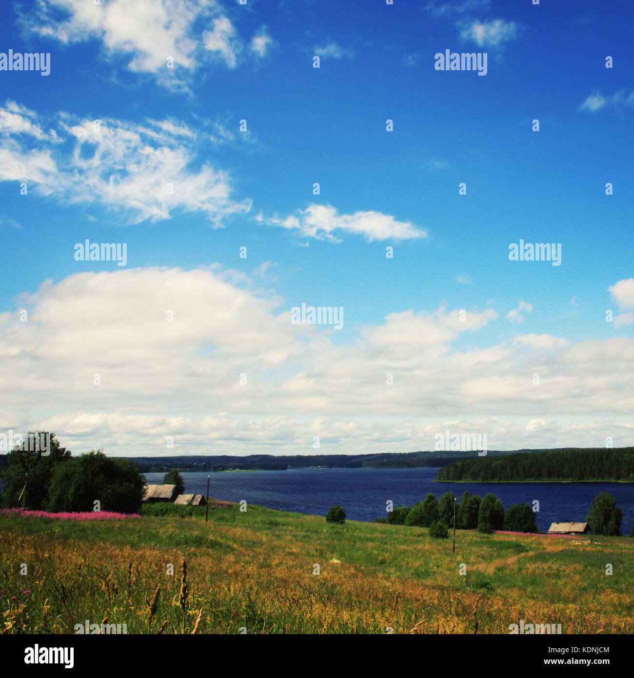 Kleines Dorf in der Nähe von kenozero See. Blick vom Hügel. Sommer wiesen. suny Sommertag. Reise in den Norden Russlands. kenozersky National Park (u Stockfoto
