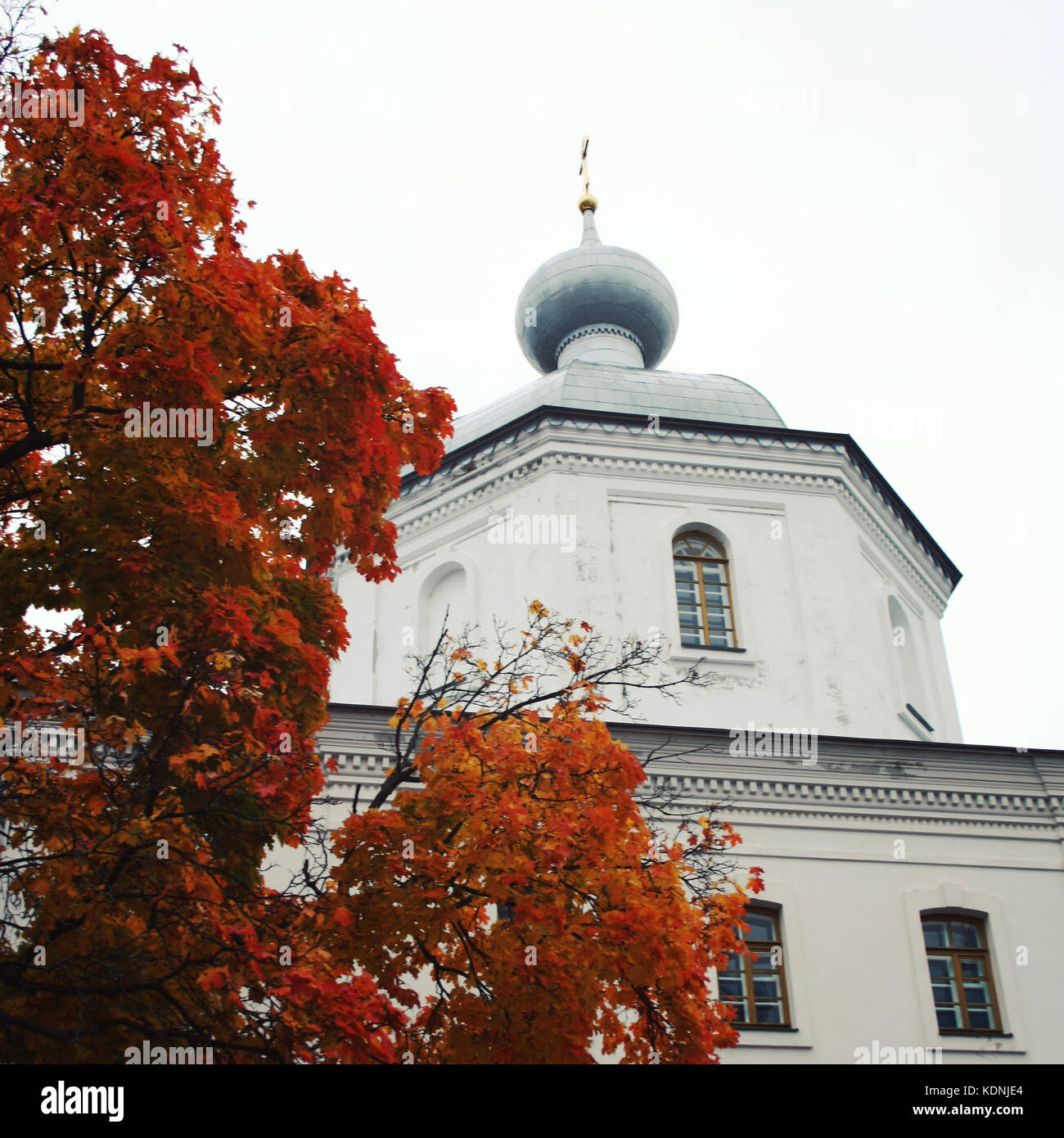 "Lebensspendende Quelle". Die Kirche mit Altären im Namen der Ikone der Mutter Gottes "Die Live-Bearing Frühling' geweiht. Blätter im Herbst. Va Stockfoto