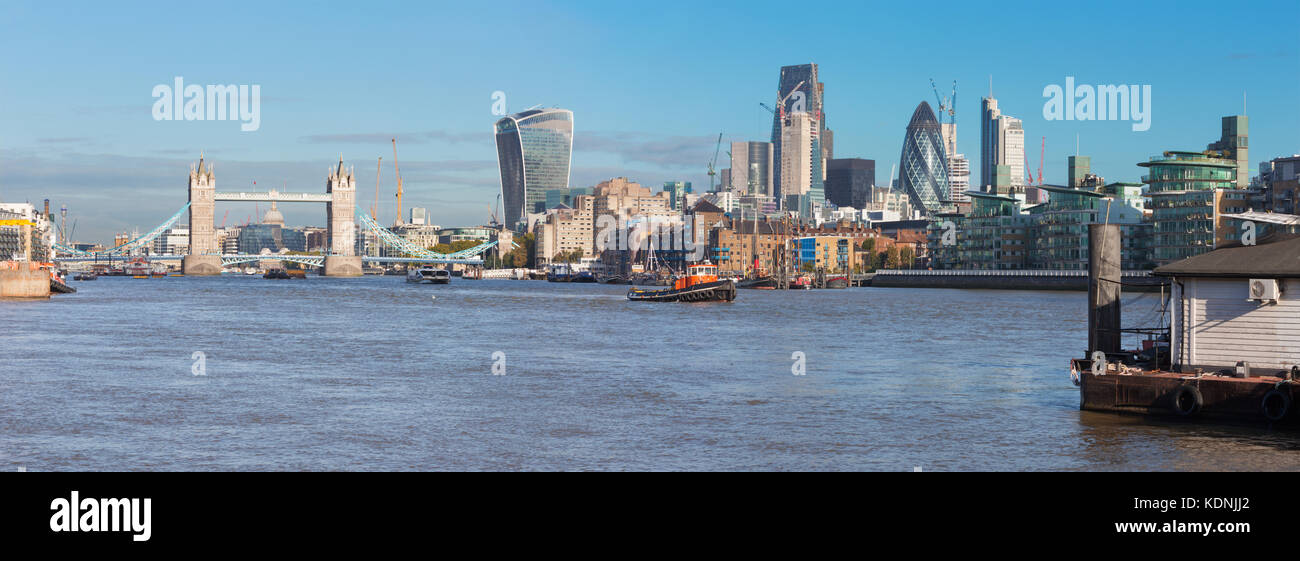 London - Tower Bridge, Riverside und die Wolkenkratzer im Morgenlicht. Stockfoto