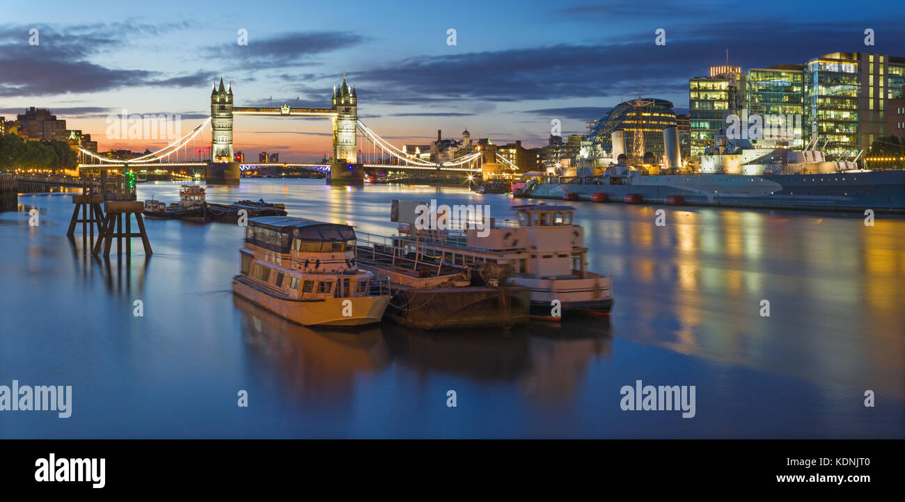 London - das Panorama mit der Tower Bridge, Riverside in morgen Dämmerung mit dem dramatischen Wolken. Stockfoto