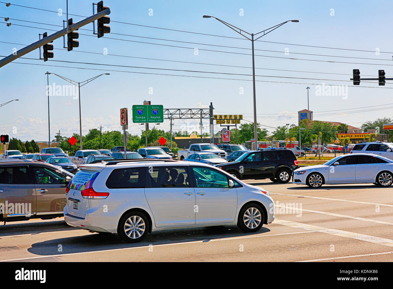 Fahrzeuge an einer großen Kreuzung, die zur I-75 nach Neapel oder Tampa in Florida führt Stockfoto