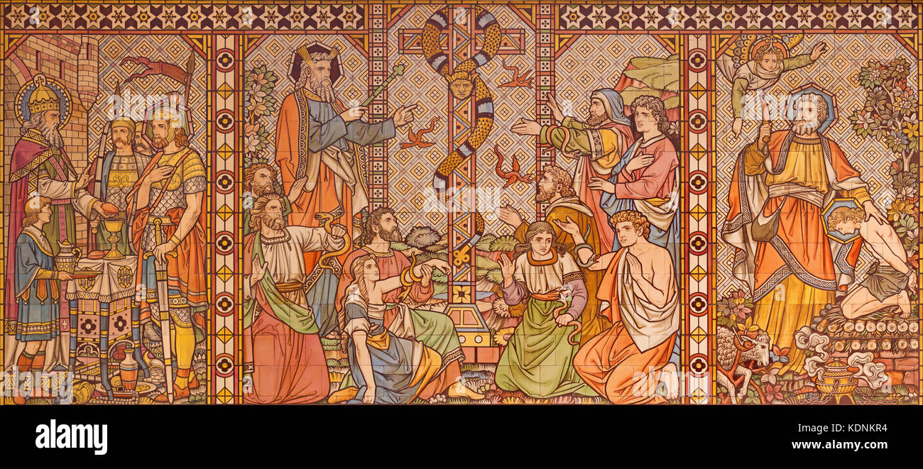 London - die Fliesen- Mosaik der alttestamentlichen Szenen mit den Patriarchen, Melchisedek, Mose und Abraham in der Kirche Allerheiligen. Stockfoto