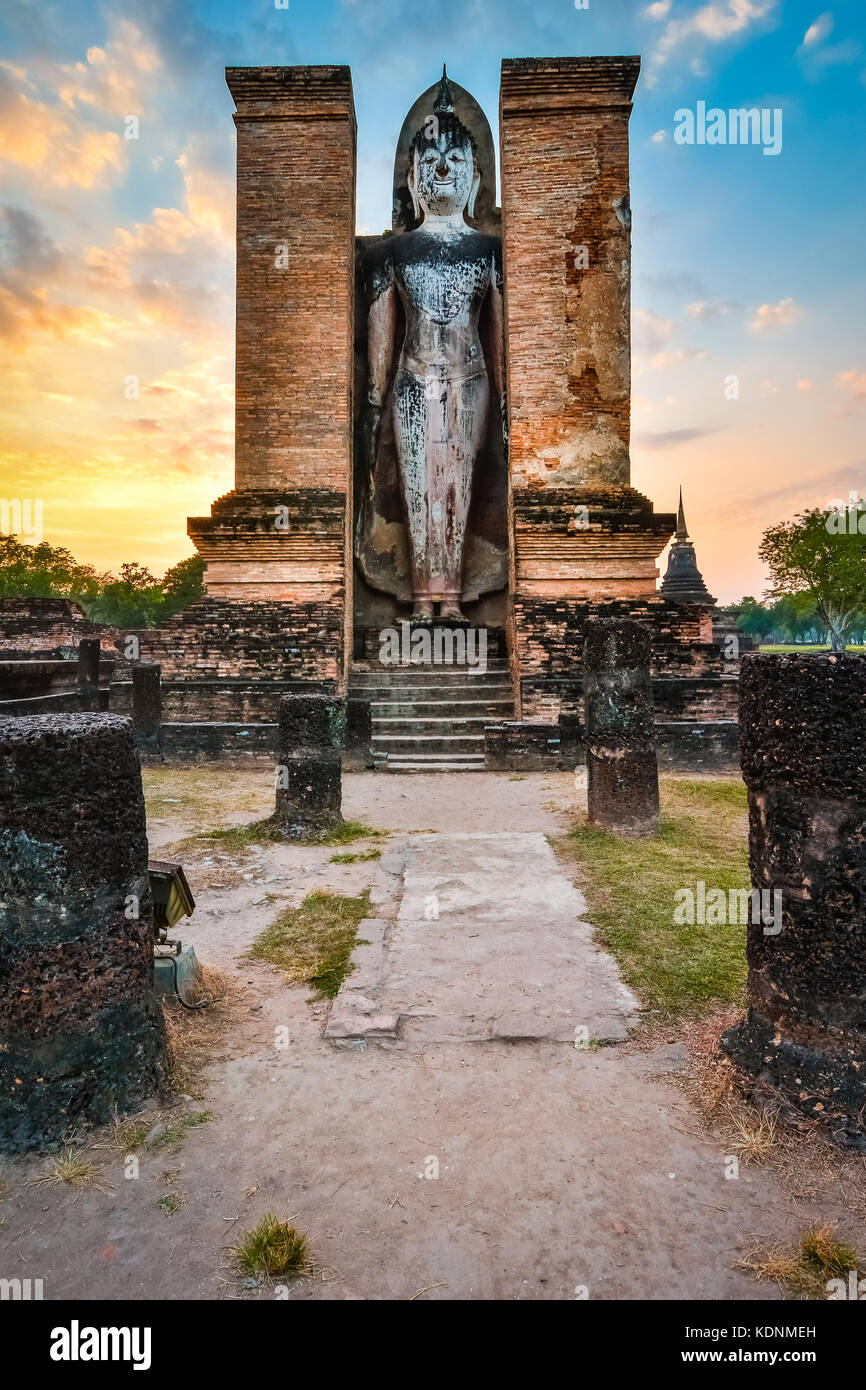 Budha Tempel Wat Mahathat, historischen Parks, der sich auf die Ruinen der alten Stadt Sukhothai, Thailand Stockfoto