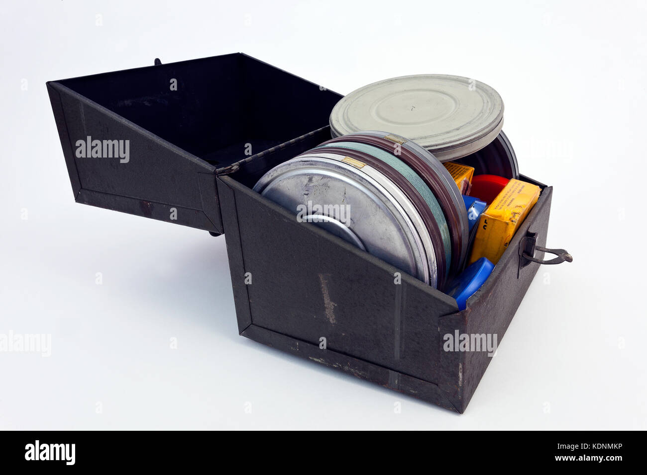 Alte Metallgehäuse mit 8-mm-Film Filme aus den 1940er und den 1950er Jahren. Stockfoto