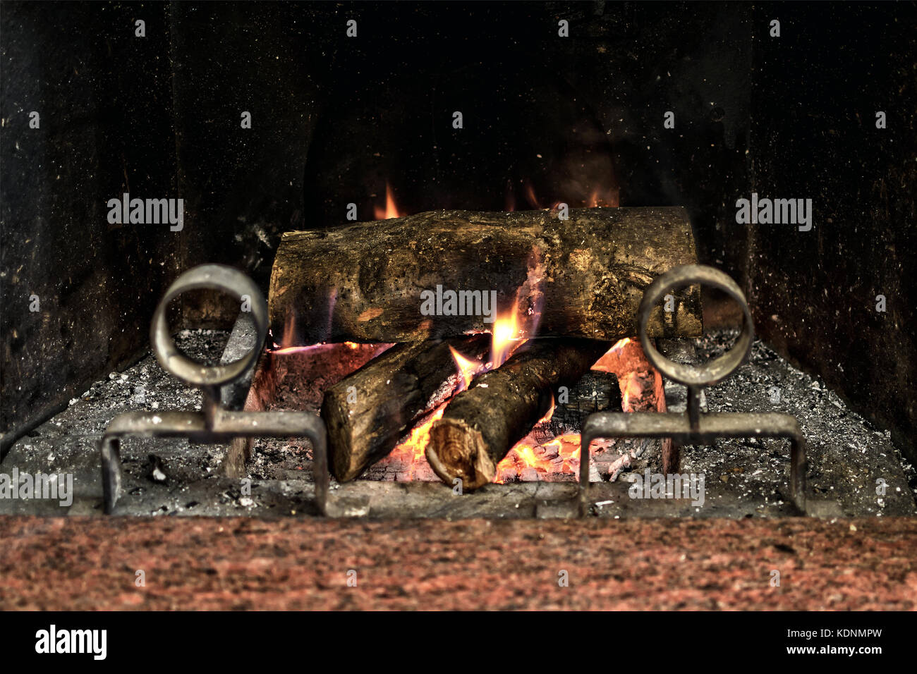 Flammen beleuchtet in einem Holzofen, an einem kalten Winterabend zu warm Stockfoto