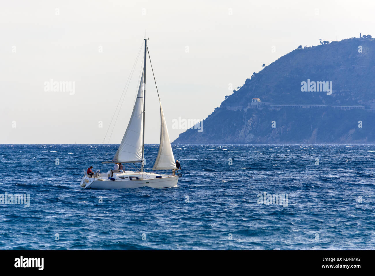 Sehr gute Segelboot Tour mit dem Wind im Haar die Wellen des Mittelmeers, Ligurien, Italien Stockfoto