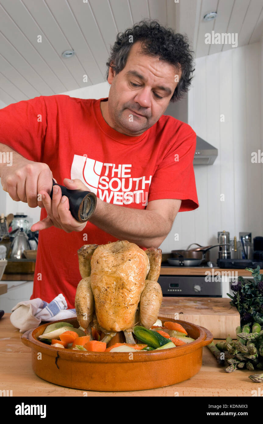 Koch/retaurateur Mark Hix kochen in seinem Haus Küche Stockfoto