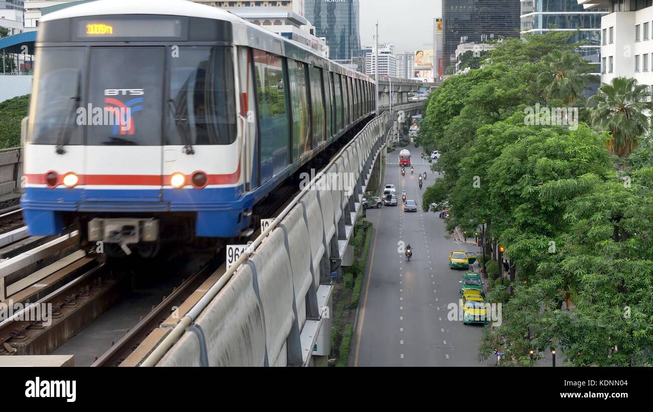 Bangkok, Thailand - 8. Juni 2017: Das Bangkok Mass Transit System, BTS oder Skytrain, Silom Line, Fahrt durch das Stadtzentrum von Chong Nonsi Station. Der Zug kommt in Bangkok Stockfoto