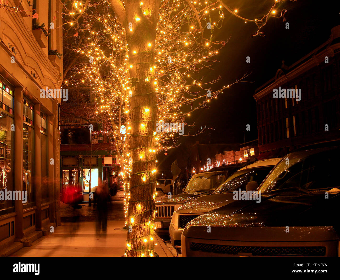 Night Street in Aspen, Colorado, für Weihnachten dekoriert Stockfoto