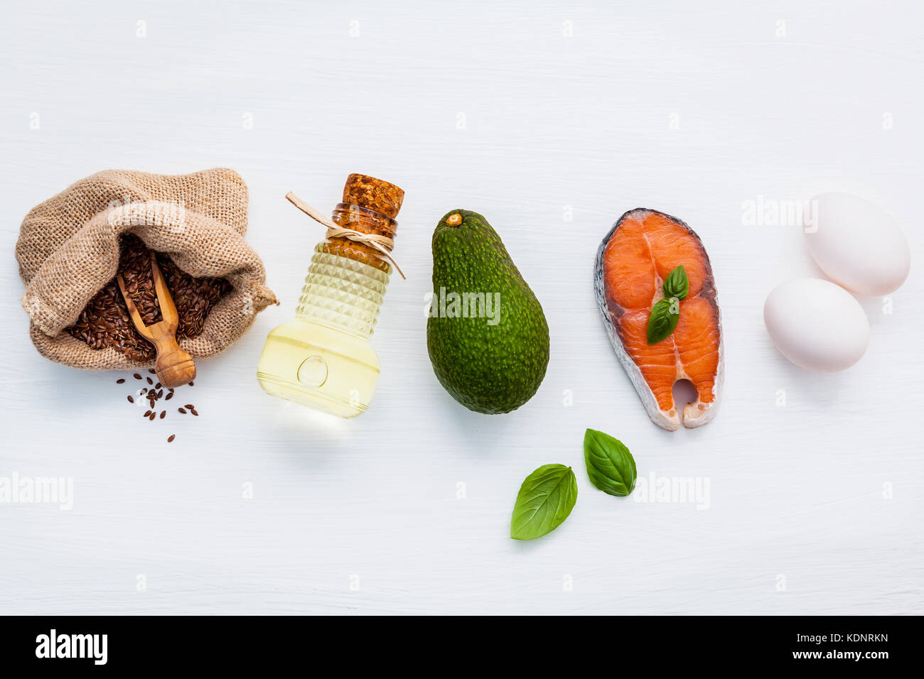 Auswahl essen Quellen von Omega 3 und ungesättigte Fette. super Essen hohen Vitamin E und Ballaststoffe für gesundes Essen. Leinsamen in Hanf sack Sack, Oliven Stockfoto