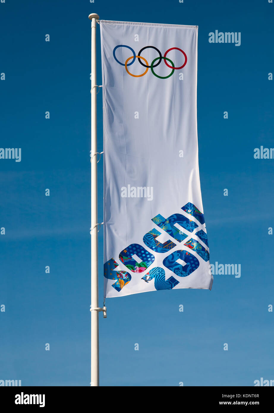 Sochi, Russland. Februar 07, 2014 Für die Olympischen Spiele Sotschi 2014 Flagge vor dem Hintergrund des blauen Himmels Stockfoto