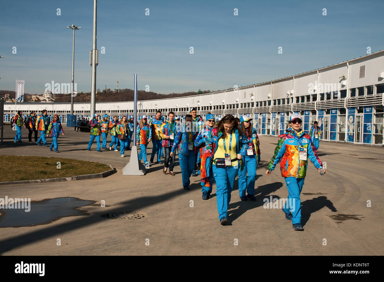 Sochi, Russland. Februar 07, 2014 - in einer großen Gruppe von Freiwilligen in der Olympic Park in Sotschi Stockfoto