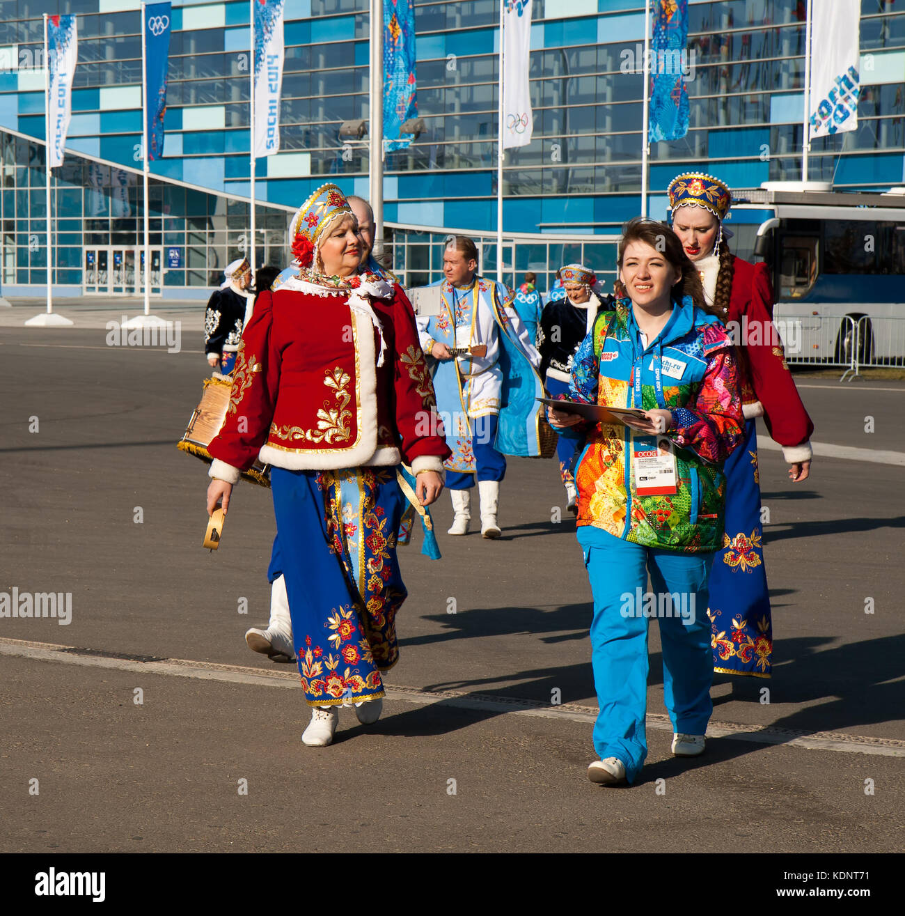 Sochi, Russland. Februar 07, 2014 - Künstler in der russischen Trachten bei den Olympischen Park in Sotschi vor der Zeremonie der Eröffnung der Olympischen Spiele Stockfoto