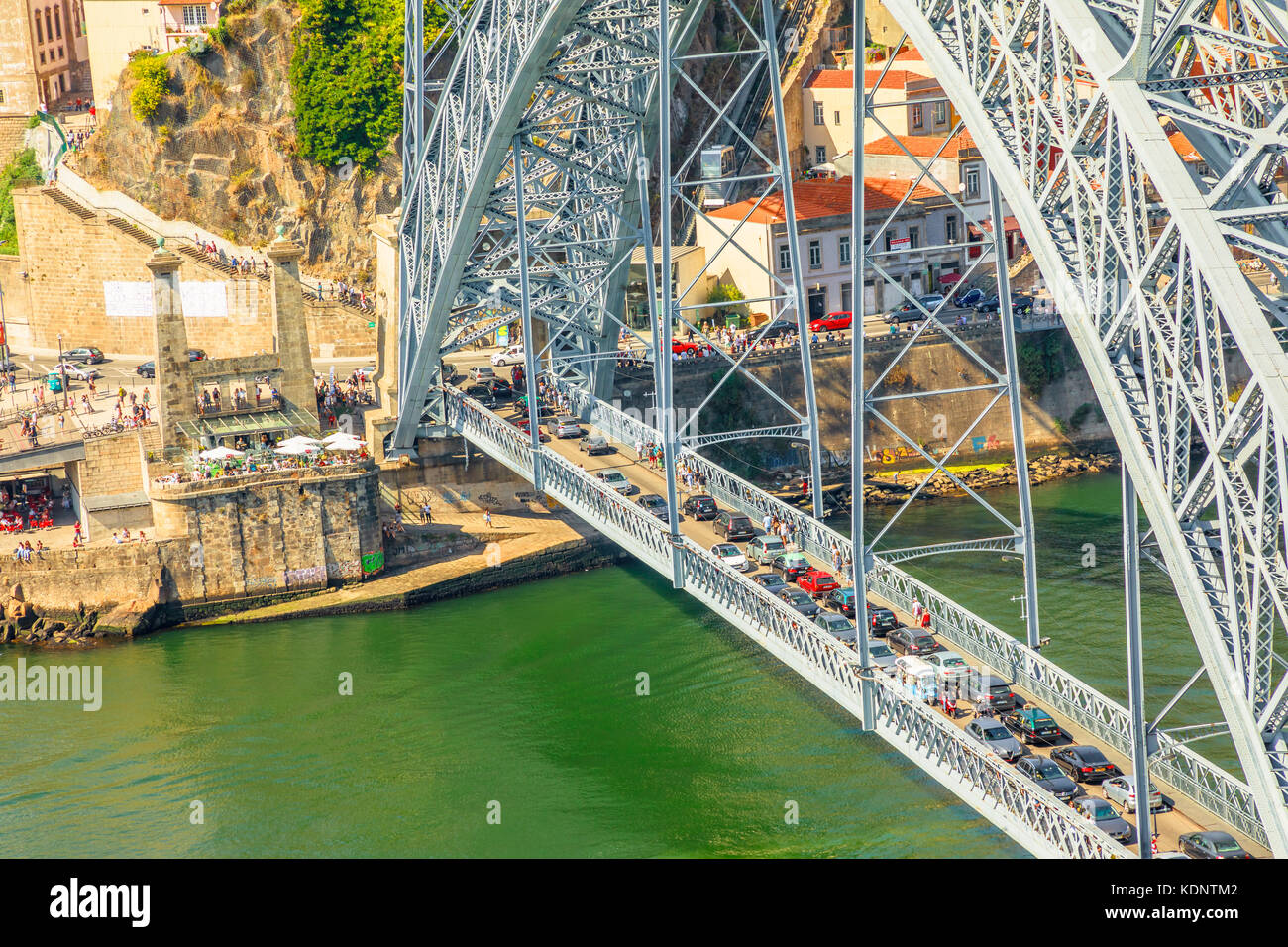 Straßenverkehr über Porto Brücke Stockfoto