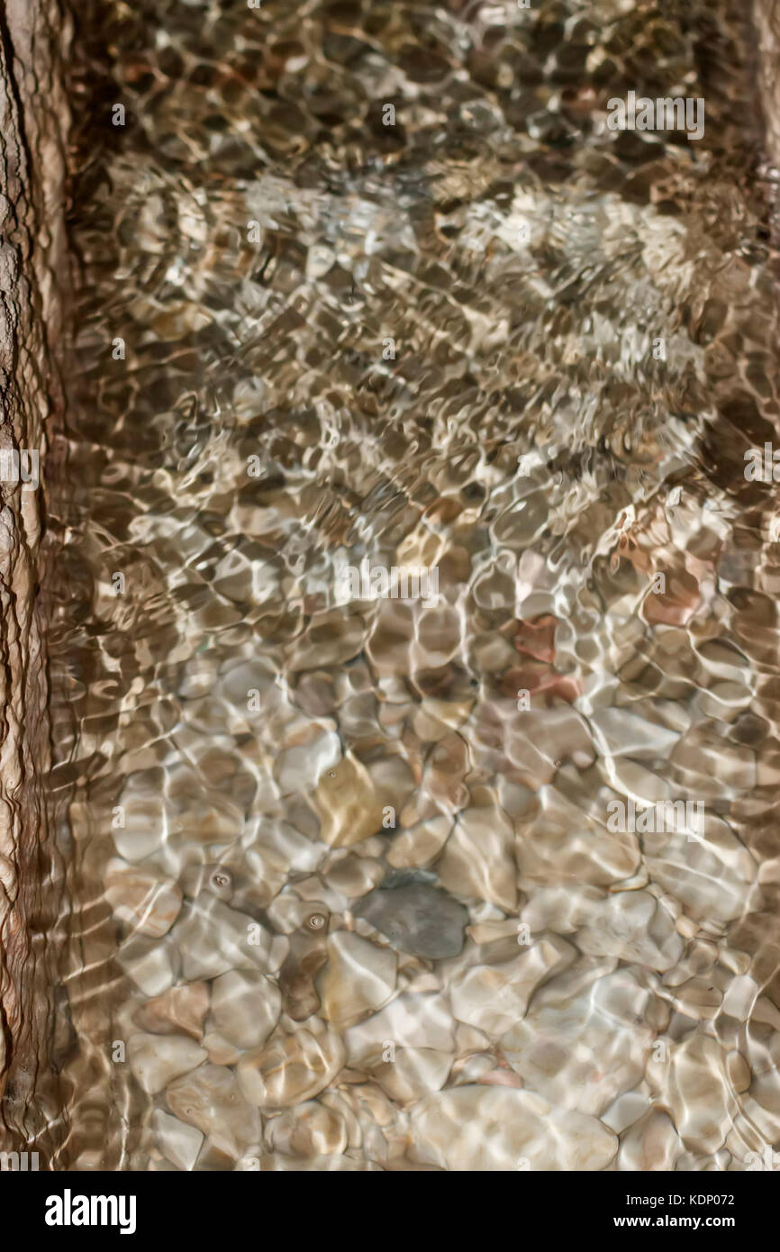Spiegelungen im Wasser mit verschiedenen Steinen Stockfoto
