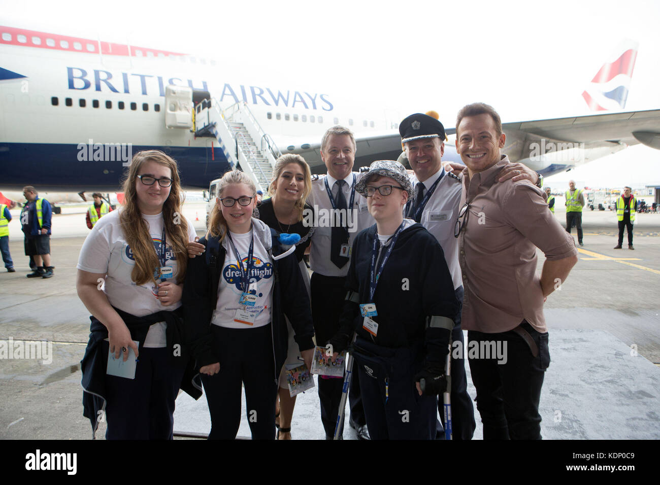 Joe Swash und Stacey soloman Welle aus Kinder auf dreamflight Reise in den USA vom Flughafen Heathrow nach Florida. Stockfoto