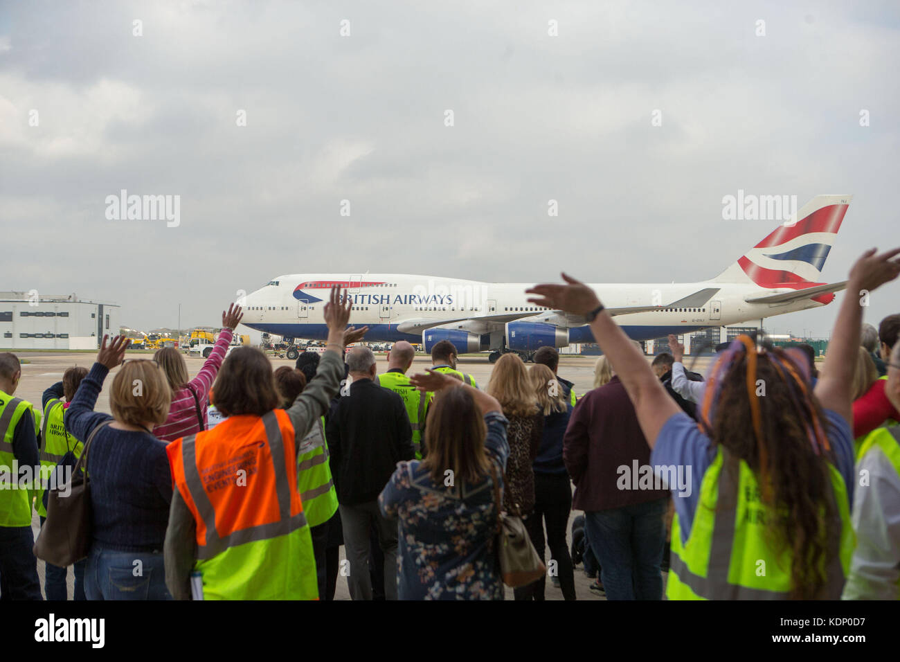 Familie und British Airways Personal Welle aus der dreamflight Reise in den USA vom Flughafen Heathrow nach Florida. Stockfoto