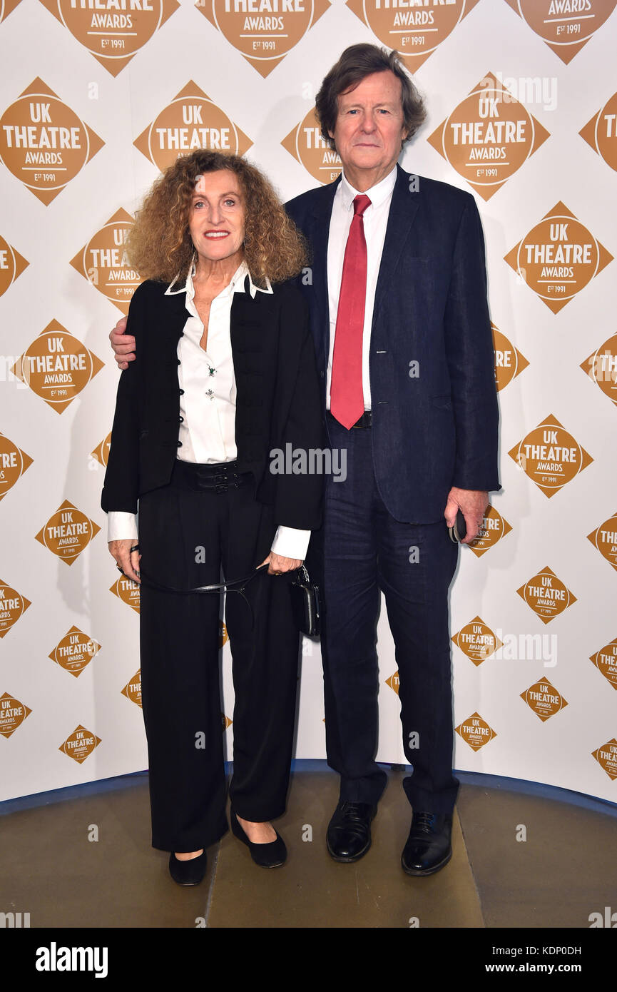 David Hare, Gewinner des Gielgud Awards, und Frau Nicole Farhi, die an den UK Theatre Awards in Guildhall, London, teilnahm. Stockfoto