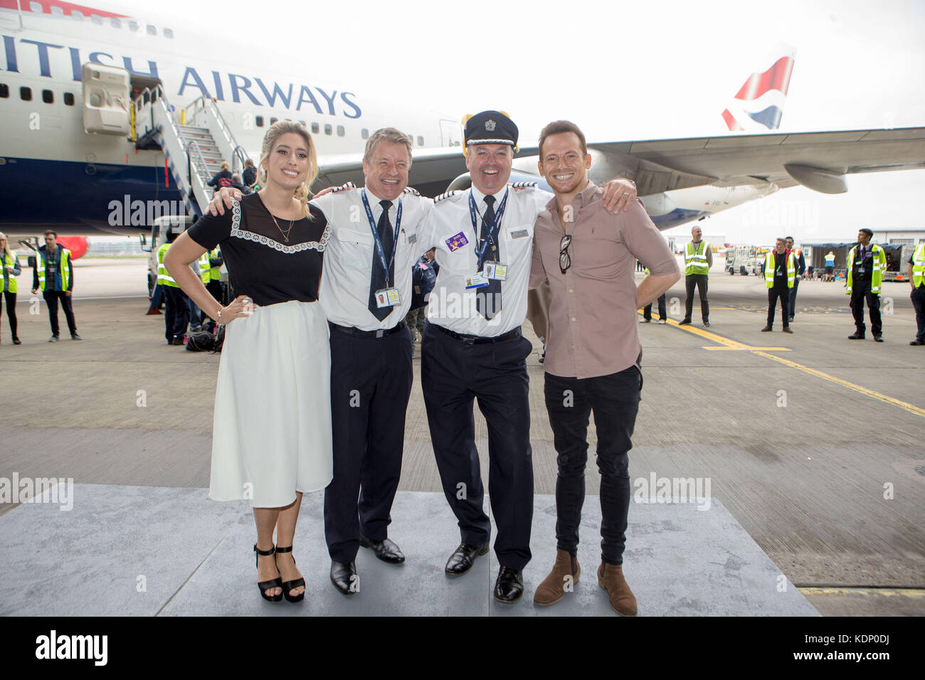 Joe Swash und Stacey soloman mit British Airways Piloten phil Bollendorf und Andy raynes, wie Sie Welle aus Kinder gehen auf die dreamflight Reise in den USA vom Flughafen Heathrow nach Florida. Stockfoto