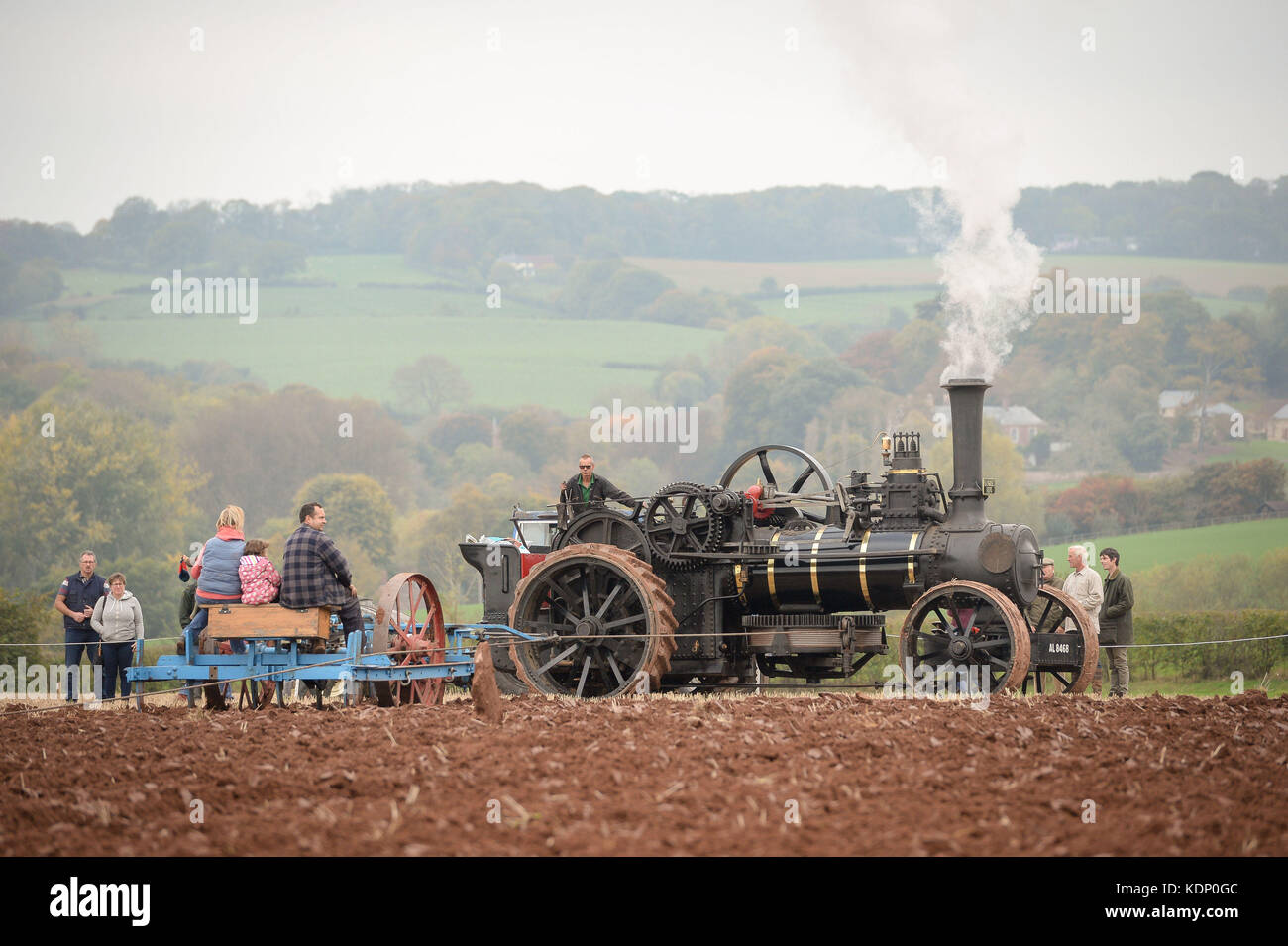 Ein Blick aus den Furchen, während der 67. British National Pflügen Championships & Country Festival in Bishop's Lydeard, in der Nähe von Taunton, Somerset, der Pflügmotor „Margaret“ aus der 1870er-Jahre den Pflug zieht. Stockfoto