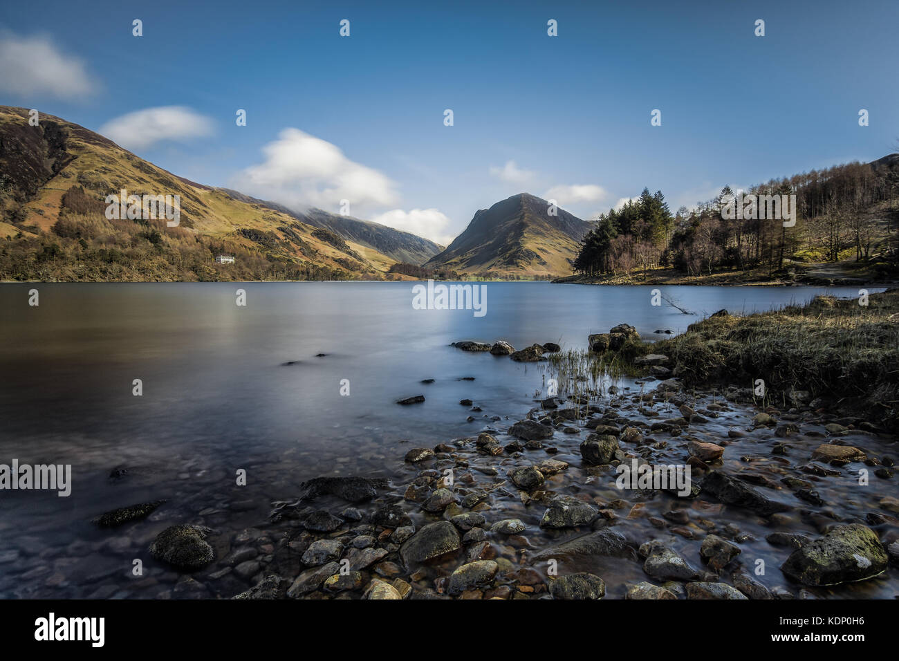 Lakeside an buttermere See mit Fleetwith Hecht in den Abstand, den Lake District, Cumbria, England, Großbritannien Stockfoto