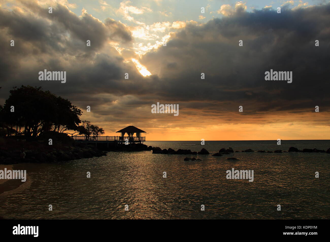 Pointe aux Piments, Mauritius - die Sonne über dem Westin Turtle Bay Resort und Spa, einen perfekten Tag zu einem Ende kommt im Querformat. Stockfoto