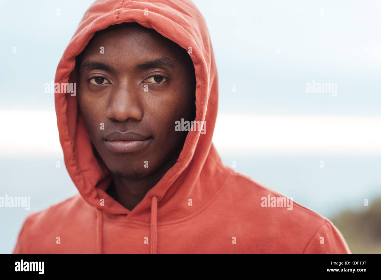 Selbstbewussten jungen afrikanischen Mann draußen stehen, bevor für einen Lauf Stockfoto