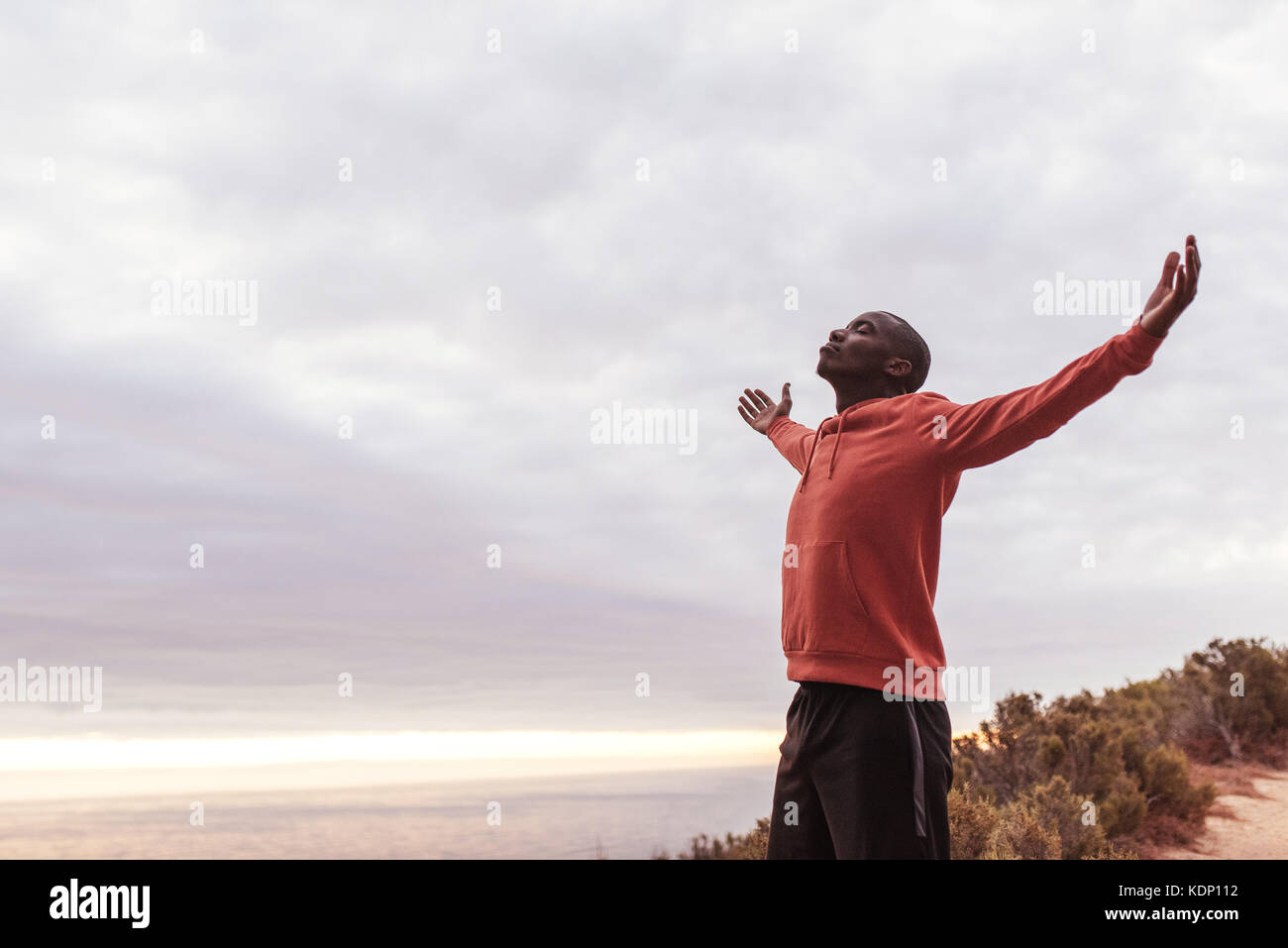 Junge afrikanische Mann stand auf einem Weg außerhalb der Natur Stockfoto