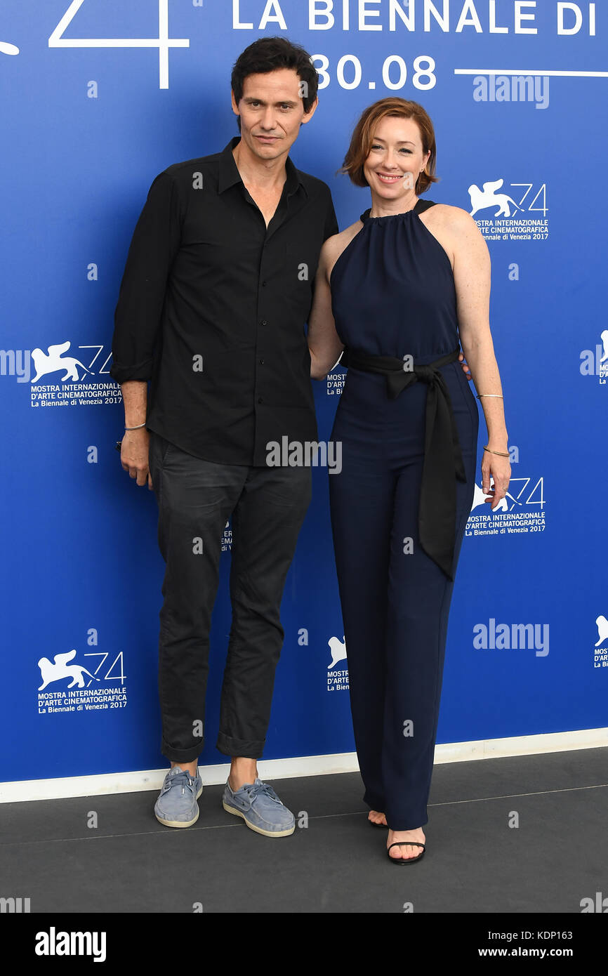 Christian Camargo und Molly Parker nehmen an der Fotoshooting für Wermut während des 74. Filmfestival in Venedig Venedig, Italien. 6. September 2017 Stockfoto