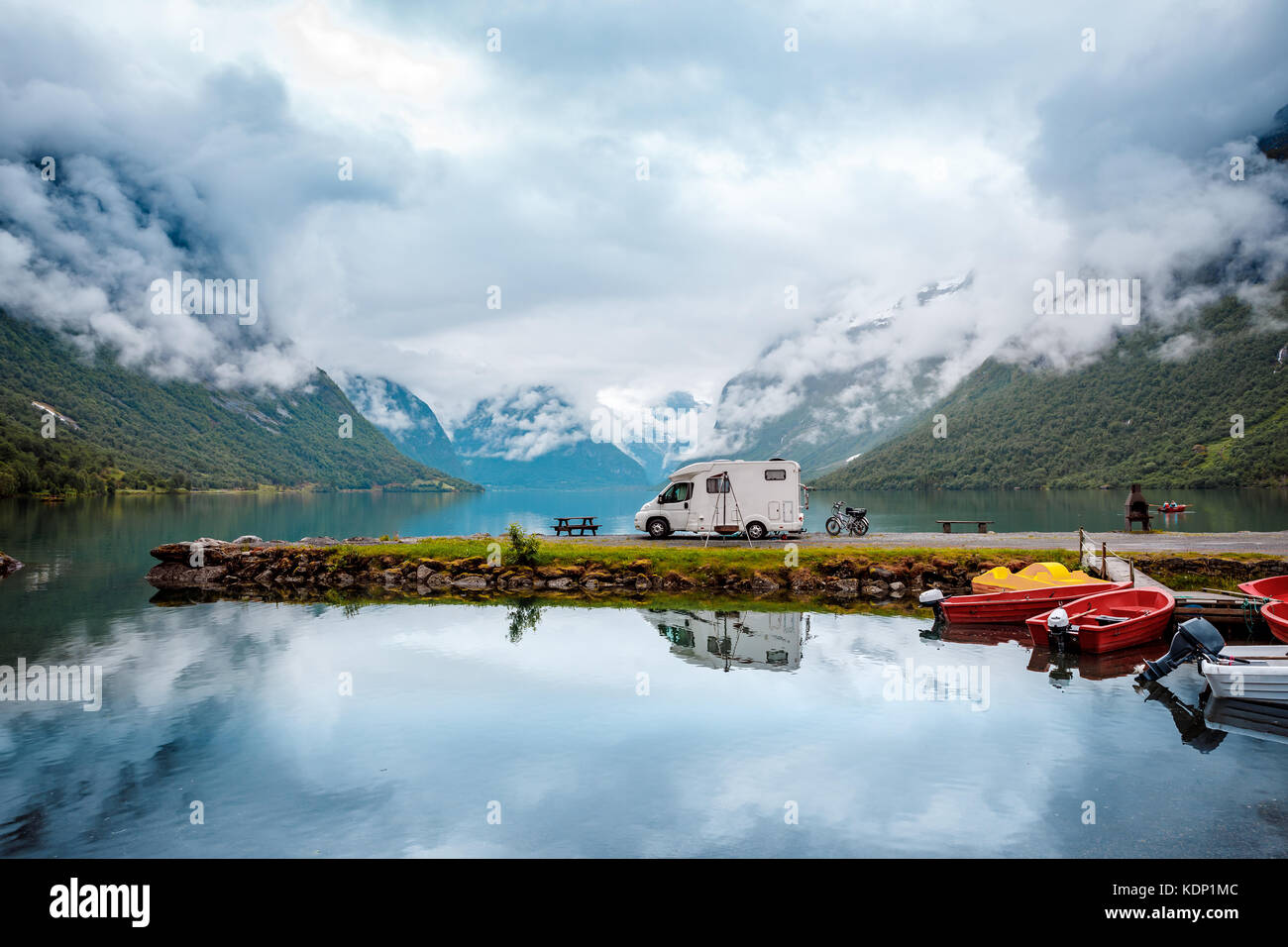 Familienurlaub Reisen rv, Urlaub im Reisemobil, caravan Auto Urlaub. schöne Natur Italien Natur Alpen. Stockfoto