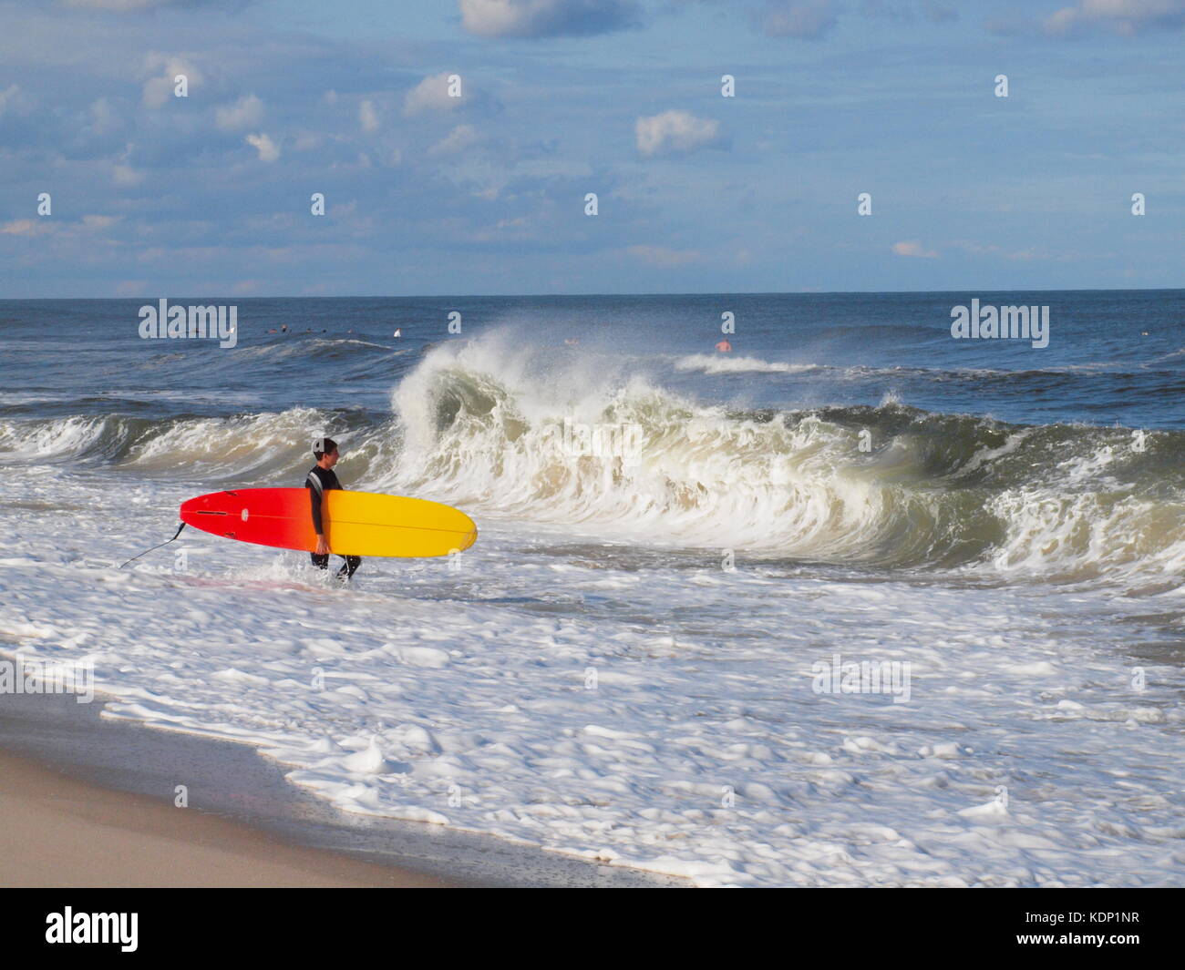 Surfer Nachsinnen über seinen nächsten Schritt auf der New Jersey Shore. Stockfoto