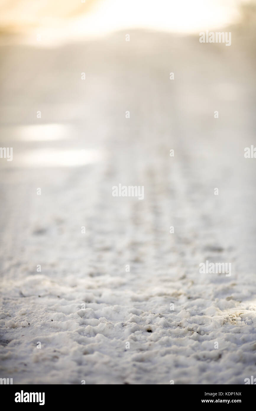 Nahaufnahme des Autos Spur im Schnee im Winter Stockfoto