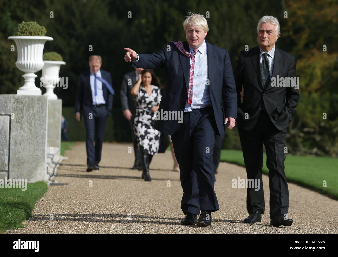 Außenminister Boris Johnson (links) und Sloweniens Staatssekretär im Außenministerium Andrej Logar treffen sich, während Johnson in seinem offiziellen Wohnsitz, dem Chevening House, in Sevenoaks, Kent, ein Mittagessen mit den europäischen Außenministern veranstaltet. Stockfoto