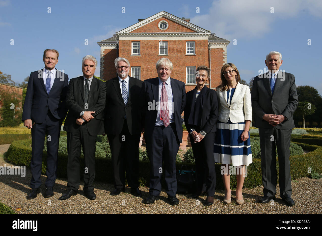 (Von links nach rechts) Vize-Außenminister der Tschechischen Republik Ivo Sramek, slowenischer Staatssekretär im Außenministerium Andrej Logar, Polens Außenminister Witold Waszczykowski, Außenminister Boris Johnson, Kroatiens Vize-Premierminister und Außenministerin Marija Pejcinovic Buric, Bulgariens Außenministerin Ekaterina Zakharieva und Rumäniens Außenminister Teodor Melescanu auf dem Gelände, während Johnson ein Mittagessen mit den europäischen Außenministern in seiner offiziellen Residenz, dem Chevening House, in Sevenoaks, Kent, veranstaltet. Stockfoto