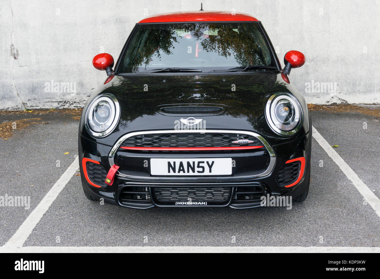 Ein John Cooper Works mini Performance Car mit personalisiertem Kennzeichen. Stockfoto