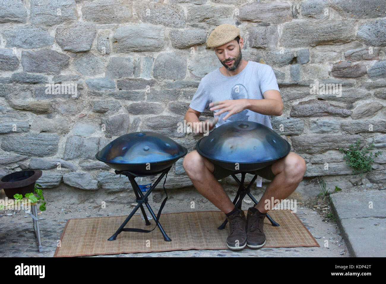 Junger Mann spielen Steel Drums außerhalb der Burgmauern in Carcassonne, Frankreich Stockfoto