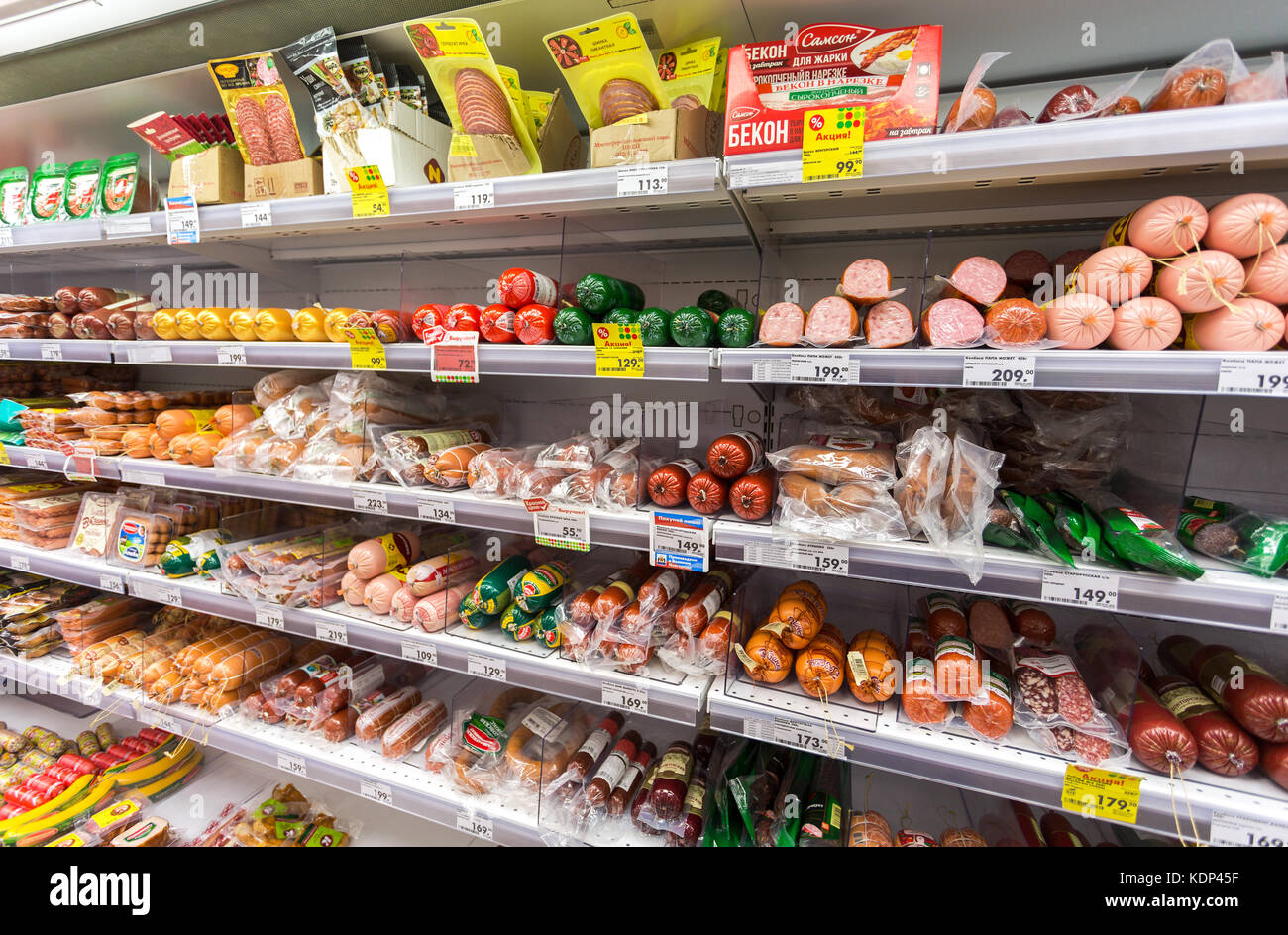Samara, Russland - 3. September 2017: verschiedene Fleisch und Wurst bereit zum Verkauf im Supermarkt pyaterochka. Einer der größten Einzelhändler in Russland Stockfoto