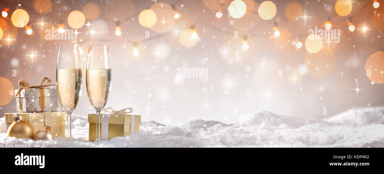 Champagner Gläser und Geschenke, neues Jahr feier. Stockfoto