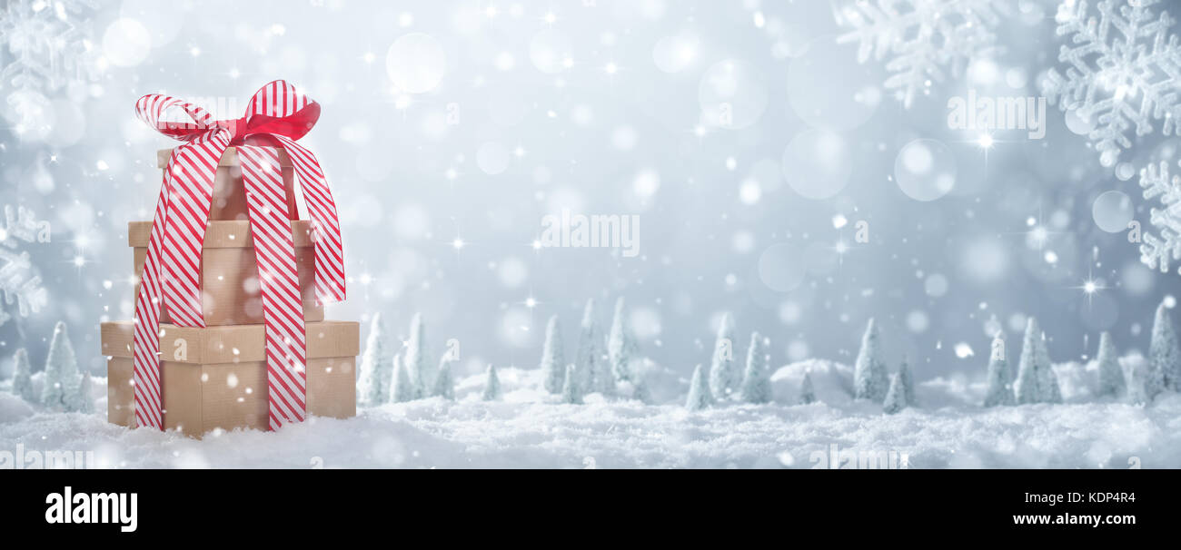Stapel von geschenkbox auf Schnee Stockfoto