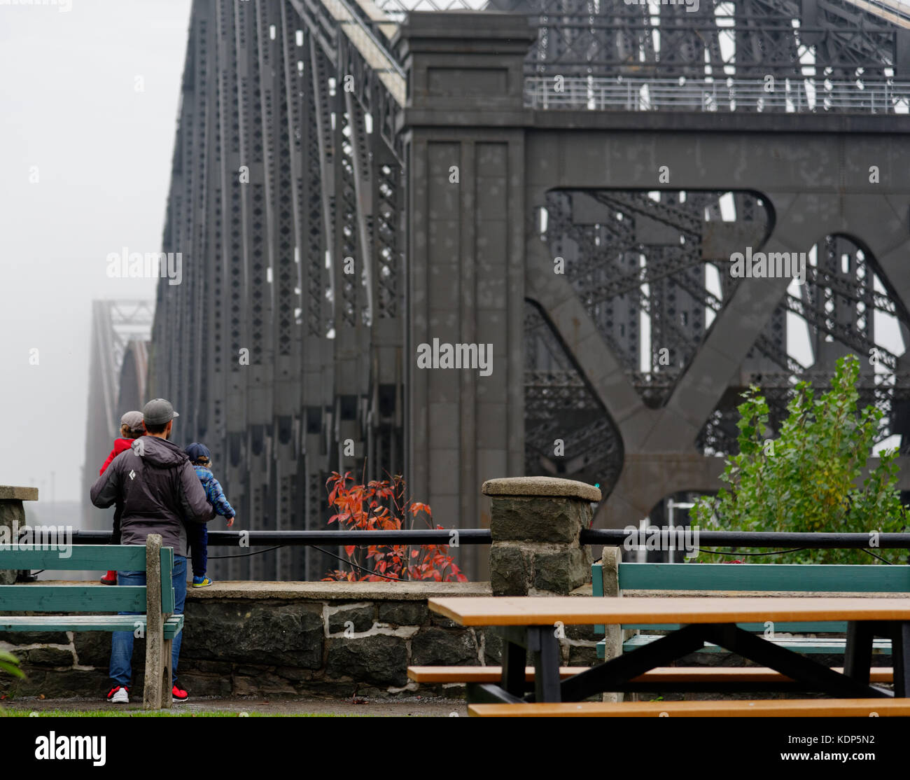 Ein Mann und zwei Jungs in der Pont de Quebec Bridge suchen Stockfoto