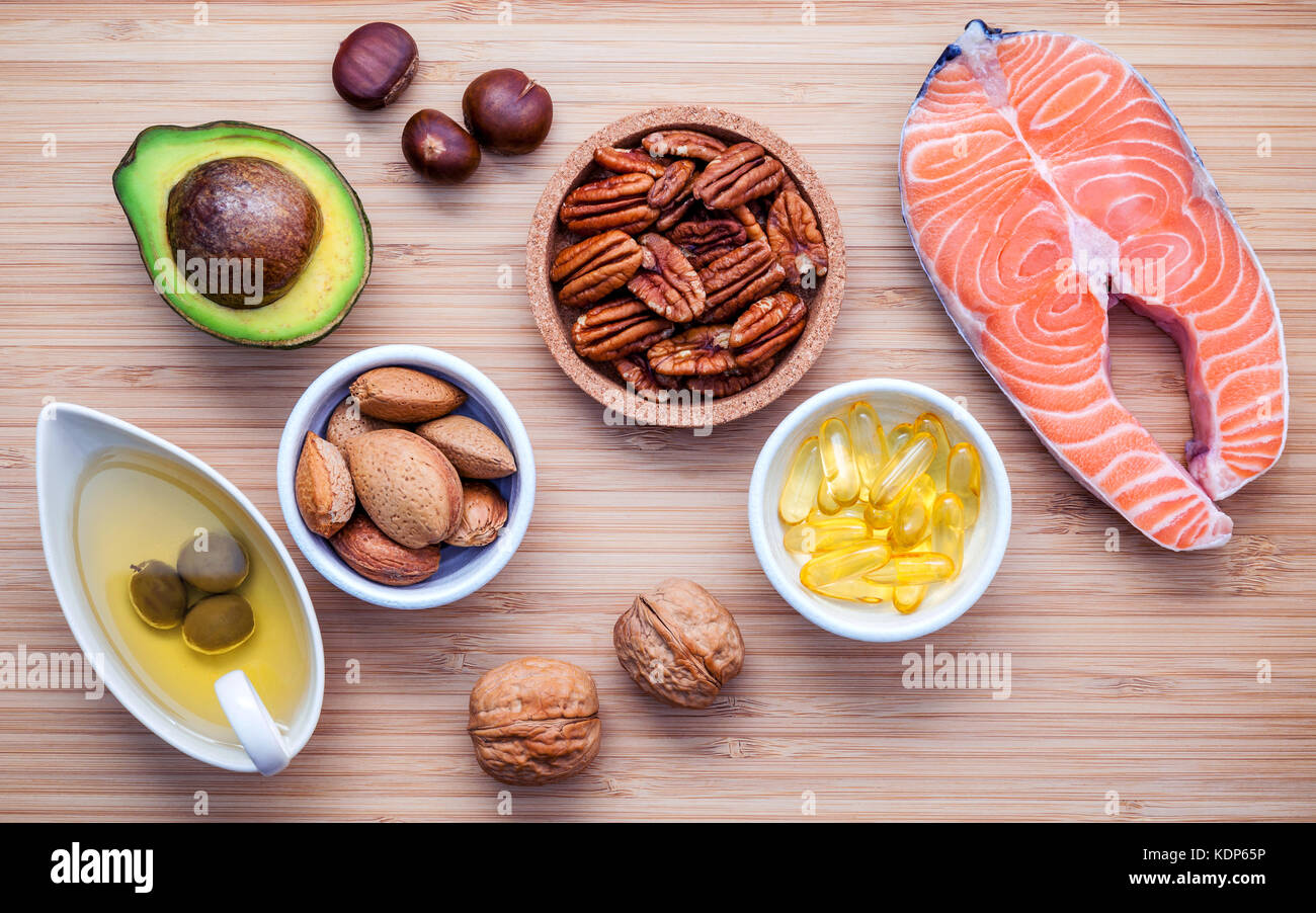 Auswahl essen Quellen von Omega 3 und ungesättigte Fette. super Essen hohen Vitamin E und Ballaststoffe für gesundes Essen. Mandel, Pecan, Haselnüsse, Walnüsse Stockfoto