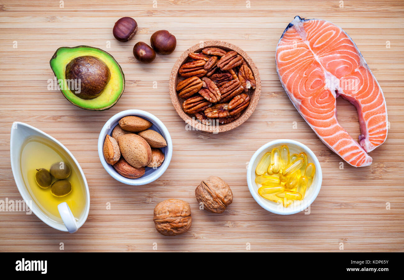 Auswahl essen Quellen von Omega 3 und ungesättigte Fette. super Essen hohen Vitamin E und Ballaststoffe für gesundes Essen. Mandel, Pecan, Haselnüsse, Walnüsse Stockfoto