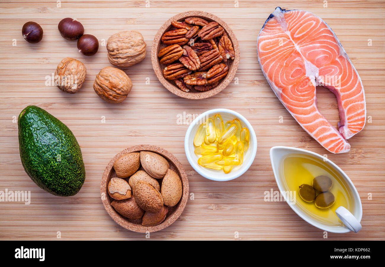 Auswahl essen Quellen von Omega 3 und ungesättigte Fette. super Essen hohen Vitamin E und Ballaststoffe für gesundes Essen. Mandel, Pecan, Haselnüsse, Walnüsse Stockfoto