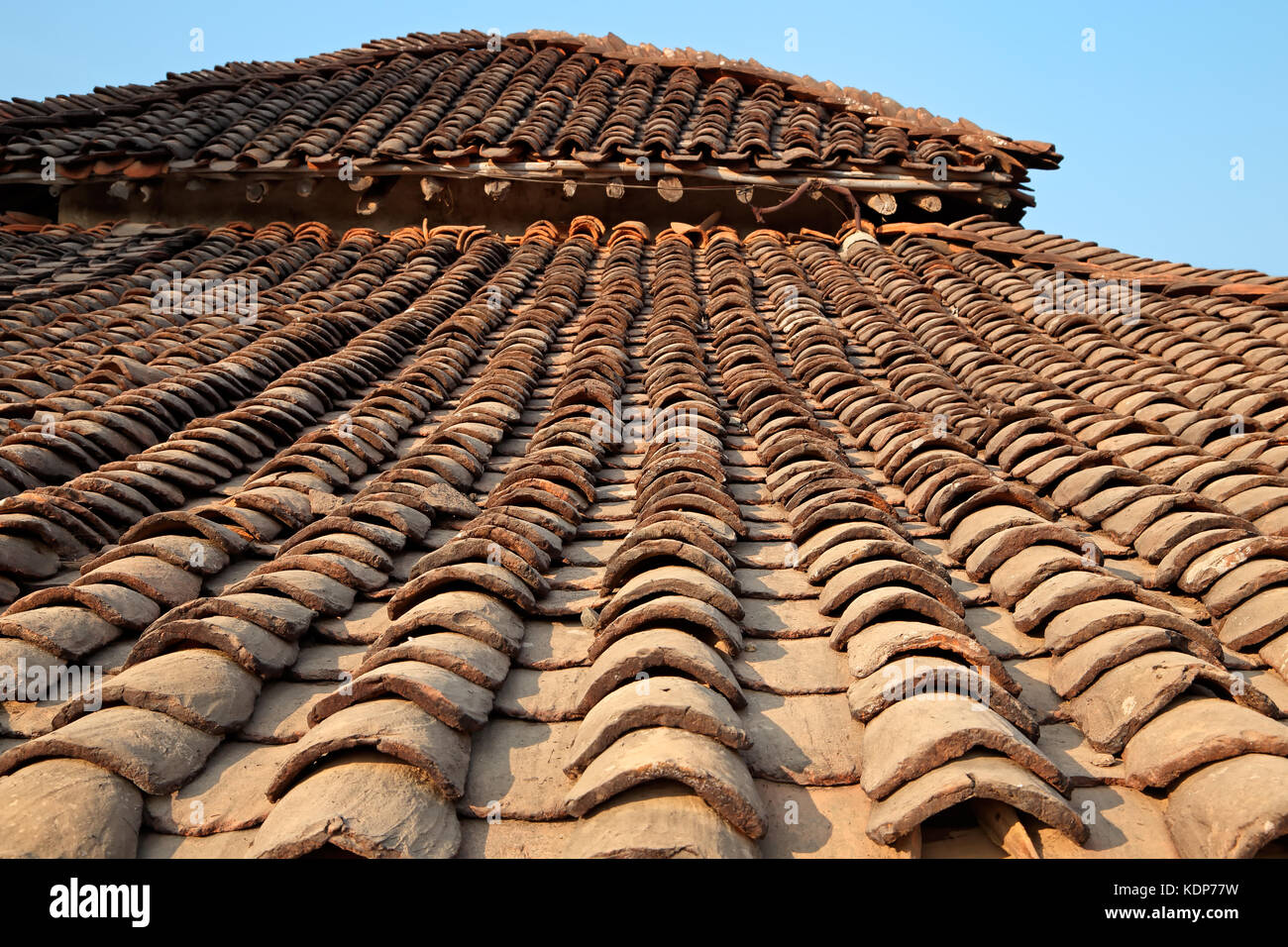 Dach eines typischen indischen ländlichen Haus bauen aus groben Kacheln Stockfoto