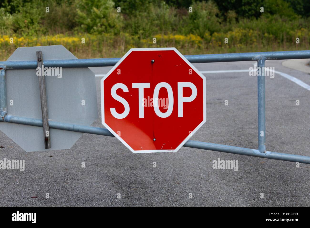 Das Ende des Sommers und die Farben des Herbstes beginnen sich zu zeigen. Stockfoto