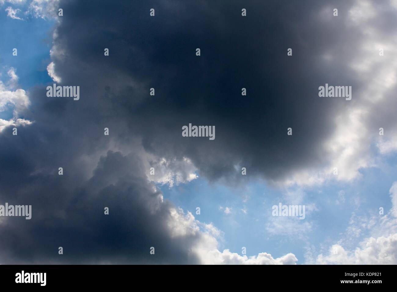 Das Ende des Sommers und die Farben des Herbstes beginnen sich zu zeigen. Stockfoto