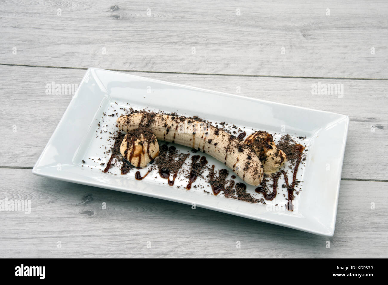 Banane mit Eis und ein Datum Sirup beträufeln. Stockfoto