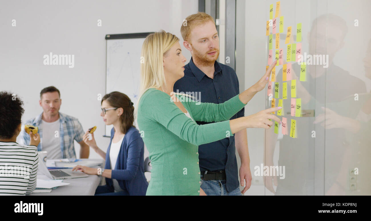 Zwei Mitarbeiter Brainstorming auf Schema Stockfoto