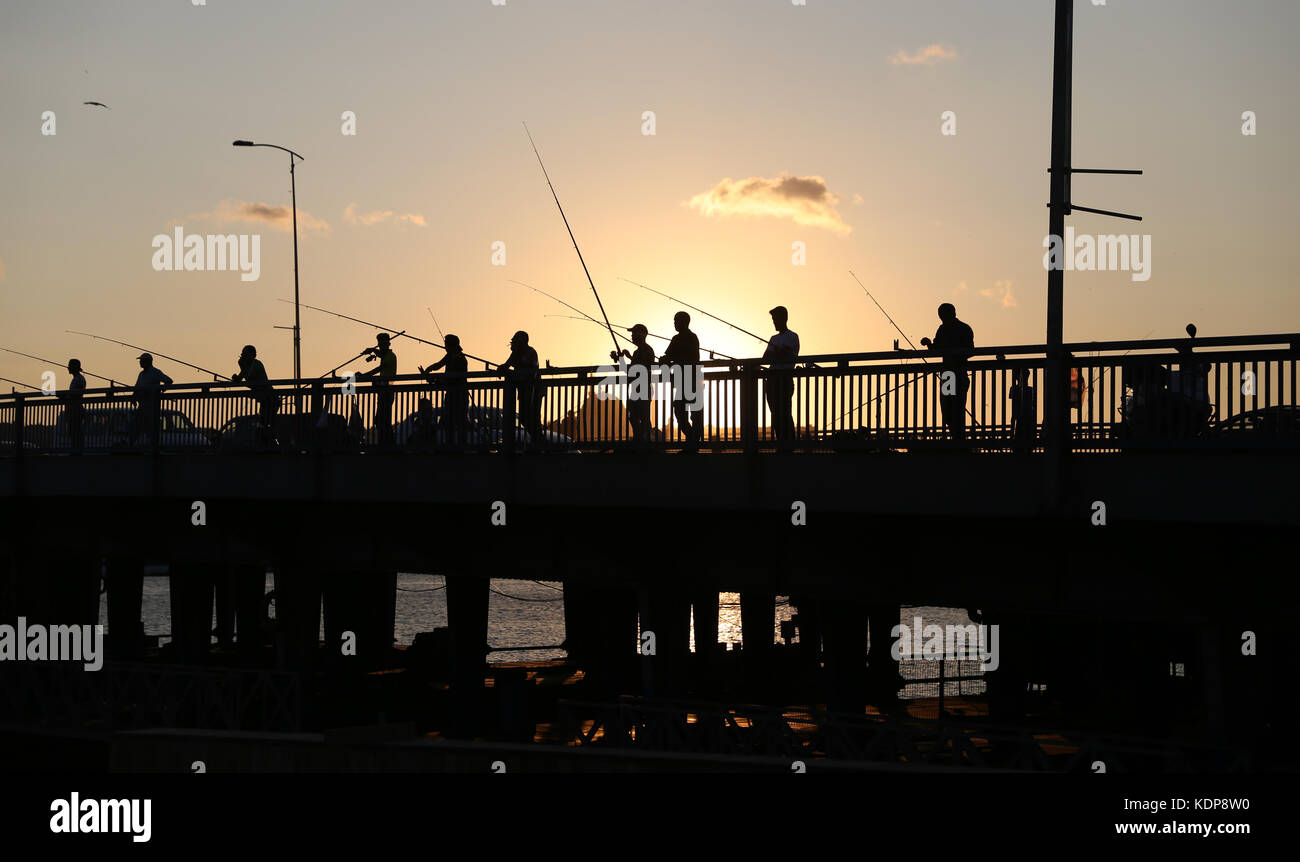 Fischer auf der Galata Brücke, Istanbul Stockfoto
